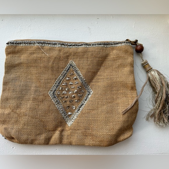 Embroidered clutch - Picture 2 of 3